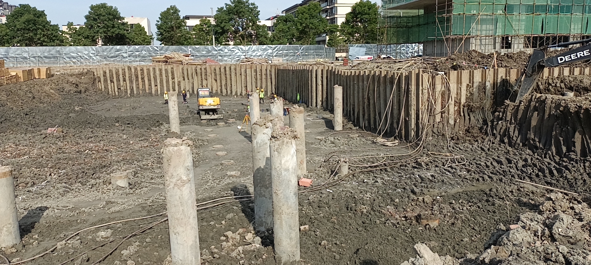我們是一家集工業(yè)與民用建設、安裝、裝修裝飾、地基與基礎、大型土石方、市場(chǎng)開(kāi)發(fā)為一體的施工總承包企業(yè)。
